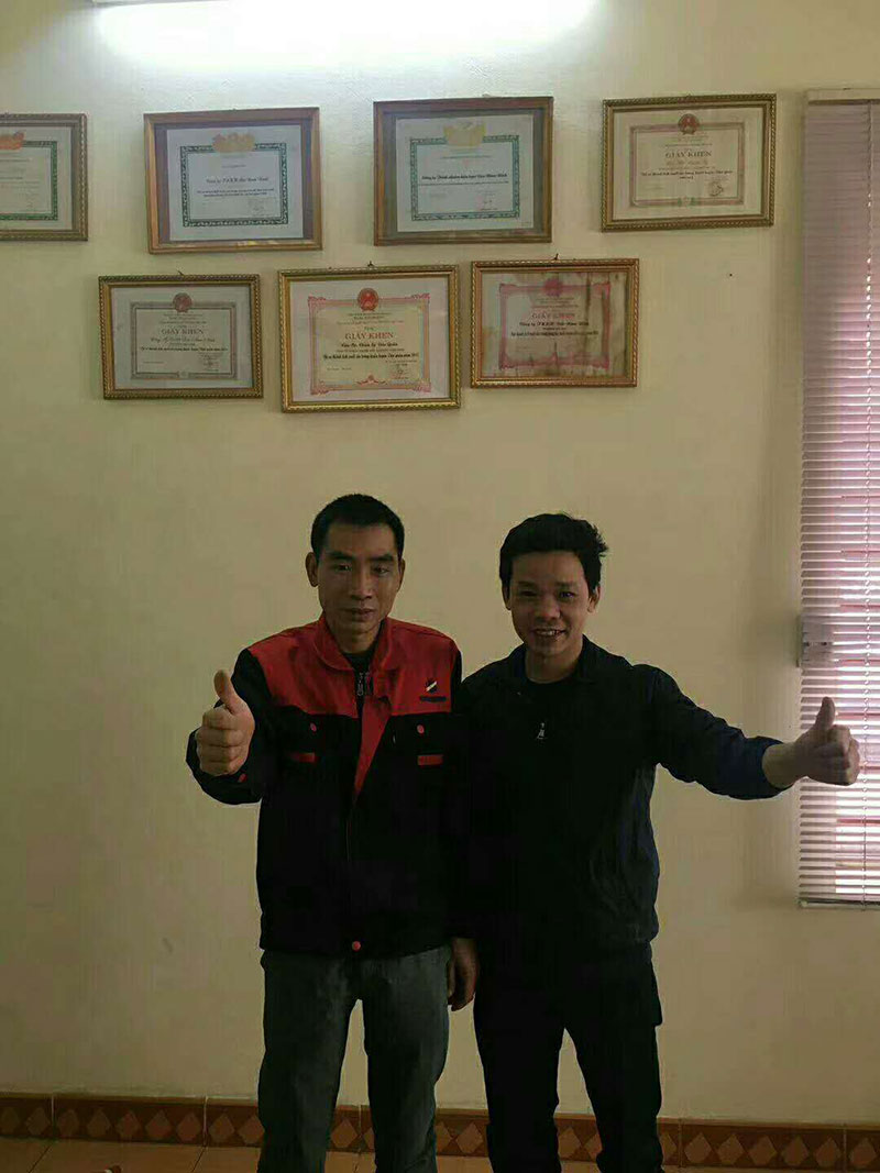 鑄調(diào)機(jī)人員與越南工廠負(fù)責(zé)人合影 鑄調(diào)機(jī)人員與越南工廠負(fù)責(zé)人合影