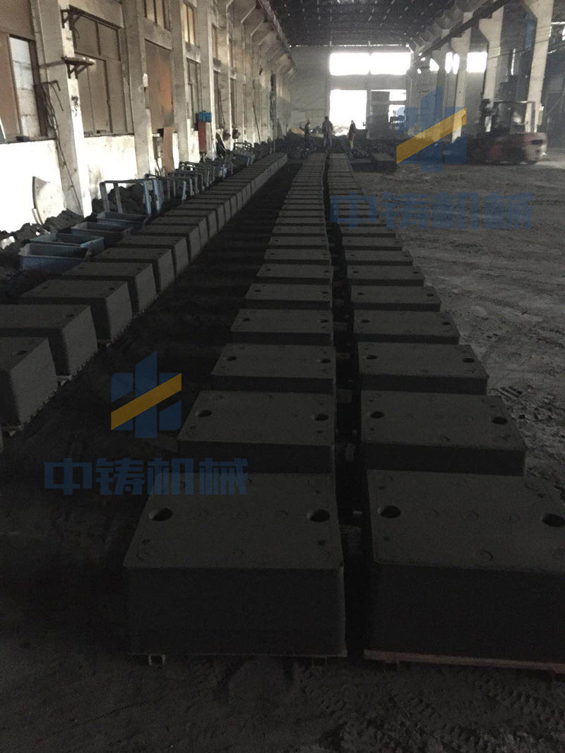 造型機(jī)打好砂箱后有小推車擺放到澆注區(qū) 造型機(jī)打好砂箱后有小推車擺放到澆注區(qū)