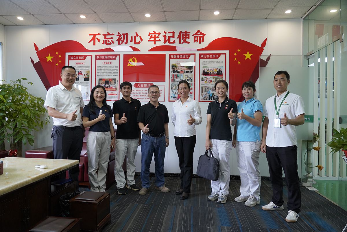 東風日產(chǎn)發(fā)動機機關黨支部成員參觀了美邦集團和黨建文化宣傳欄 東風日產(chǎn)發(fā)動機機關黨支部成員參觀了美邦集團和黨建文化宣傳欄