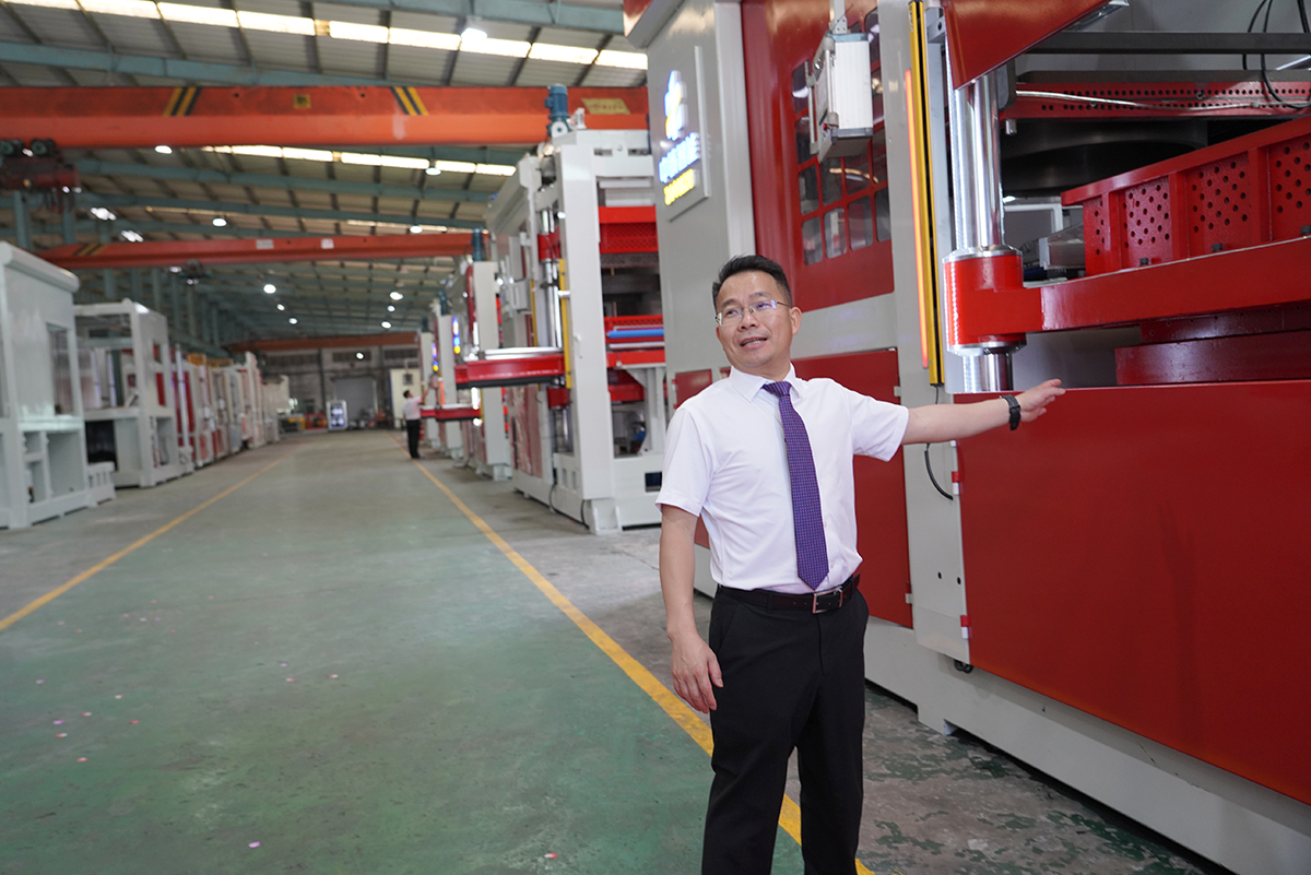 美邦集團董事長盧紹宋介紹中鑄造型機 美邦集團董事長盧紹宋介紹中鑄造型機